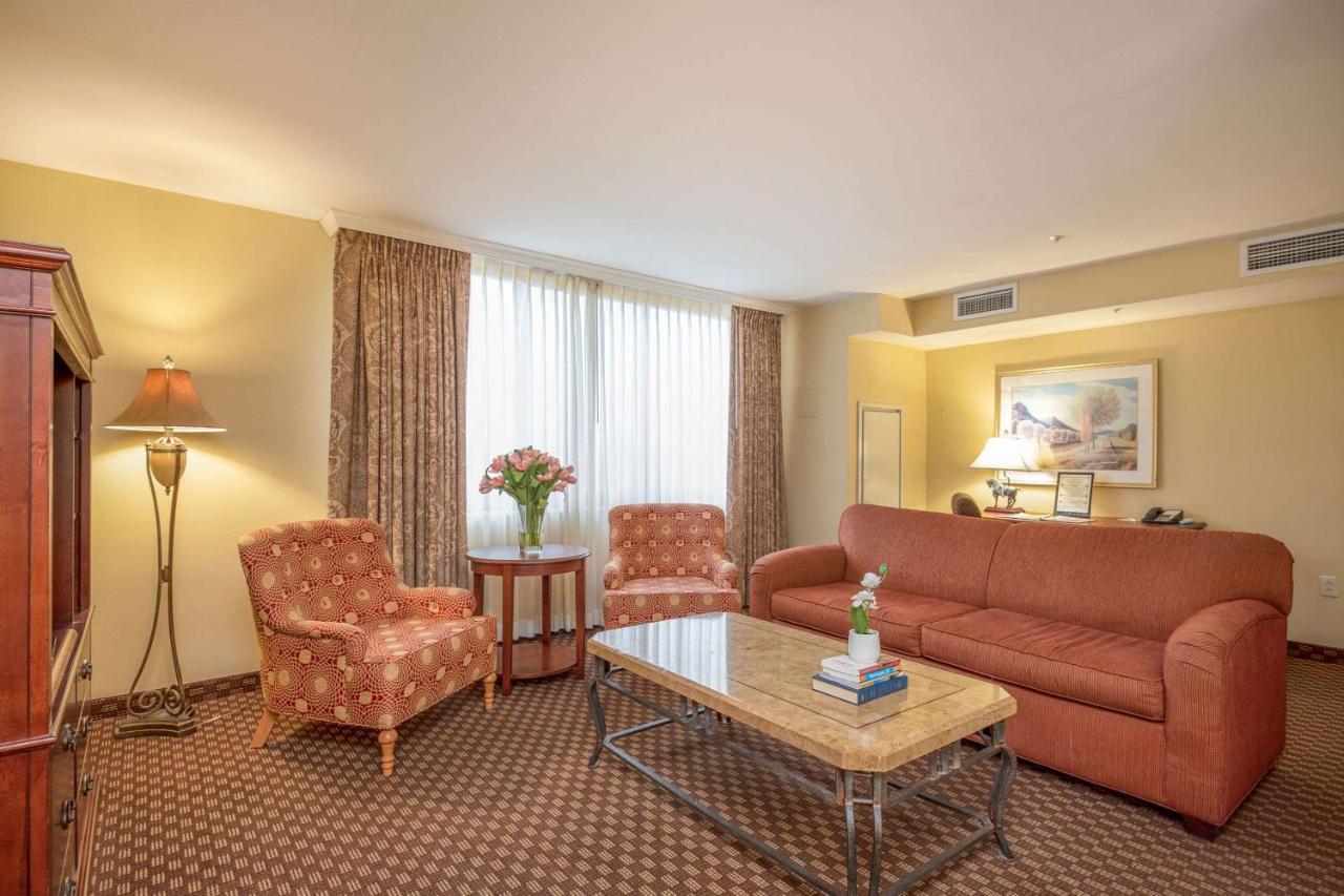 Clarion Collection Hotel Arlington Court Suites Екстер'єр фото