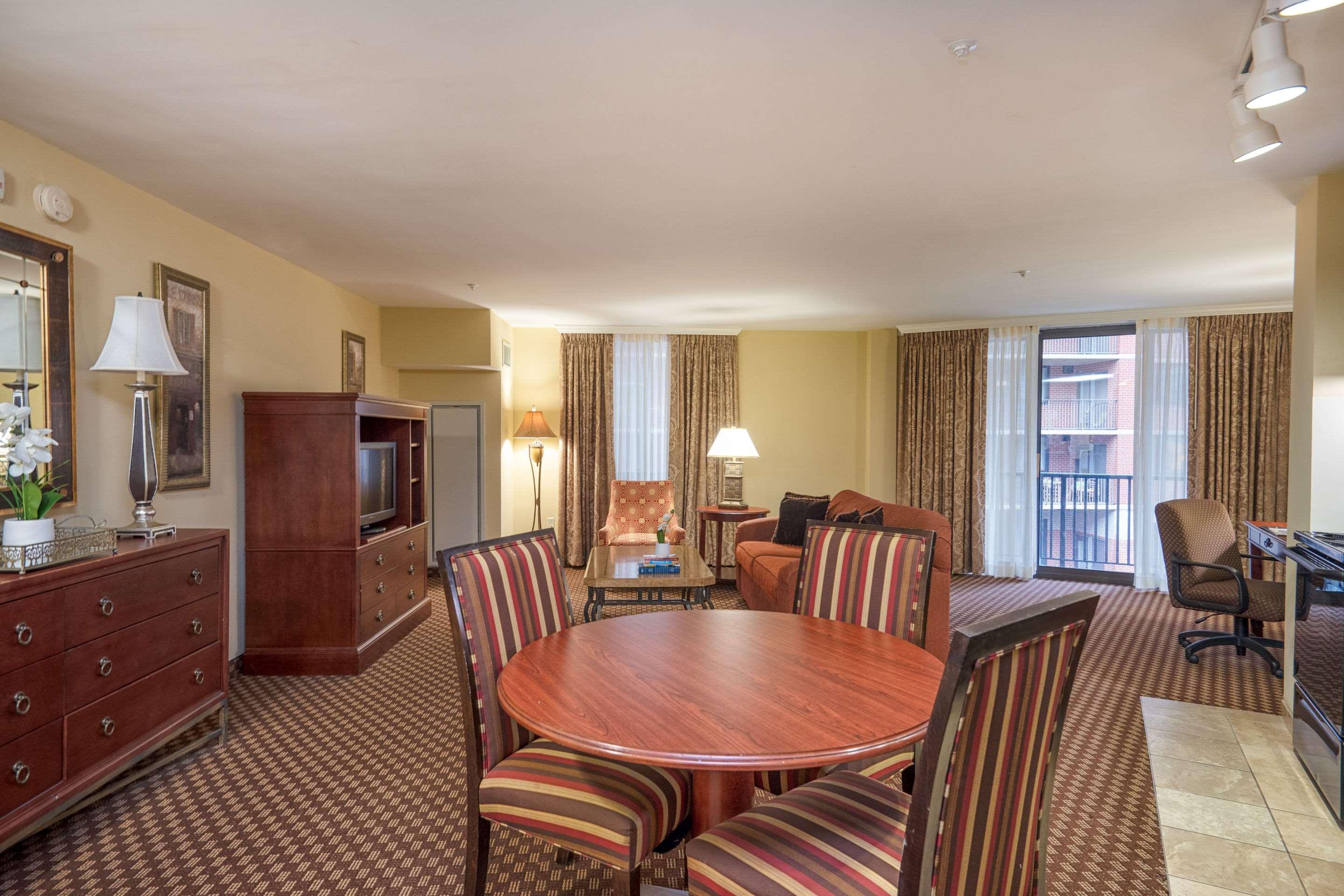 Clarion Collection Hotel Arlington Court Suites Екстер'єр фото