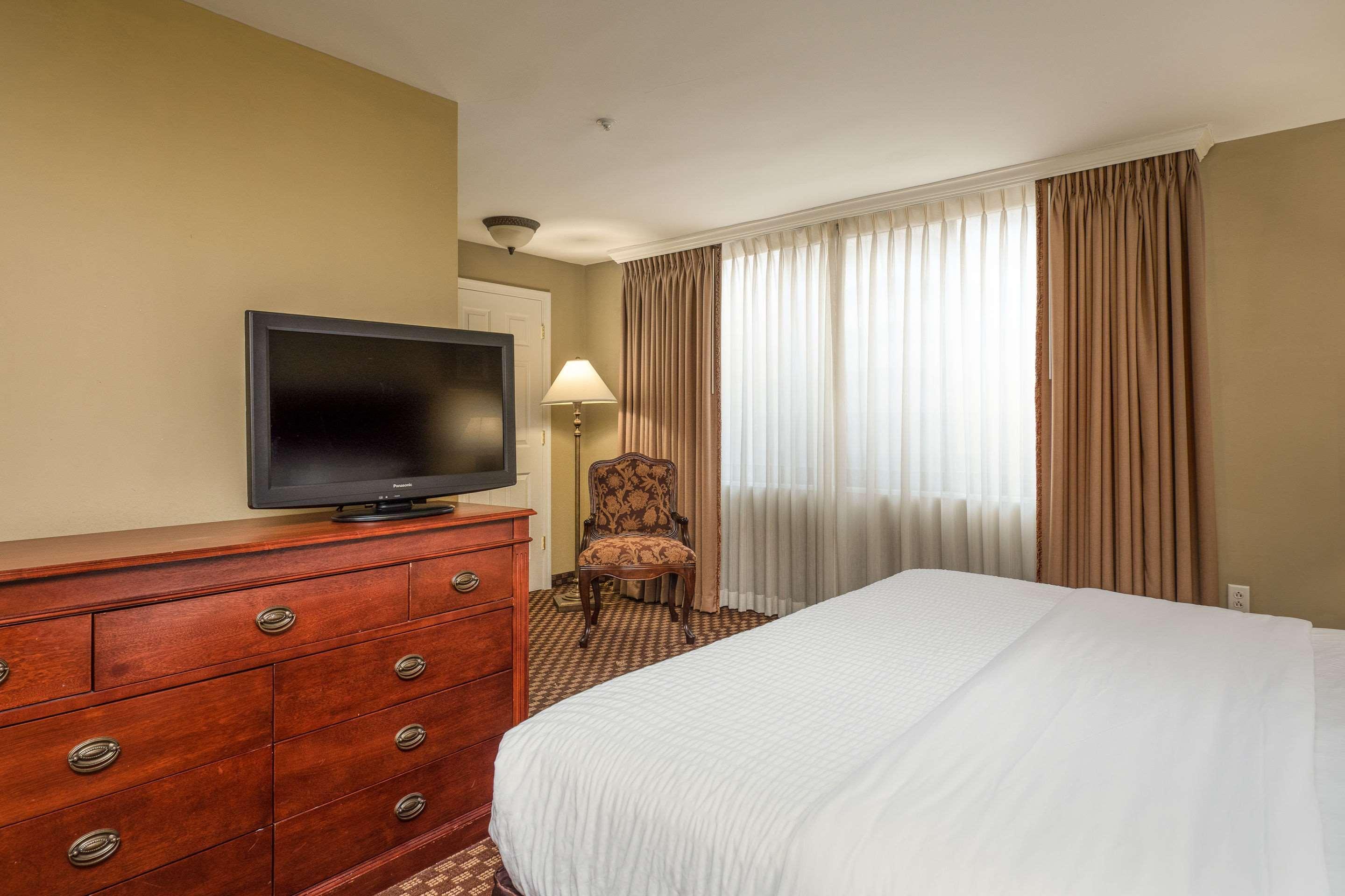 Clarion Collection Hotel Arlington Court Suites Екстер'єр фото