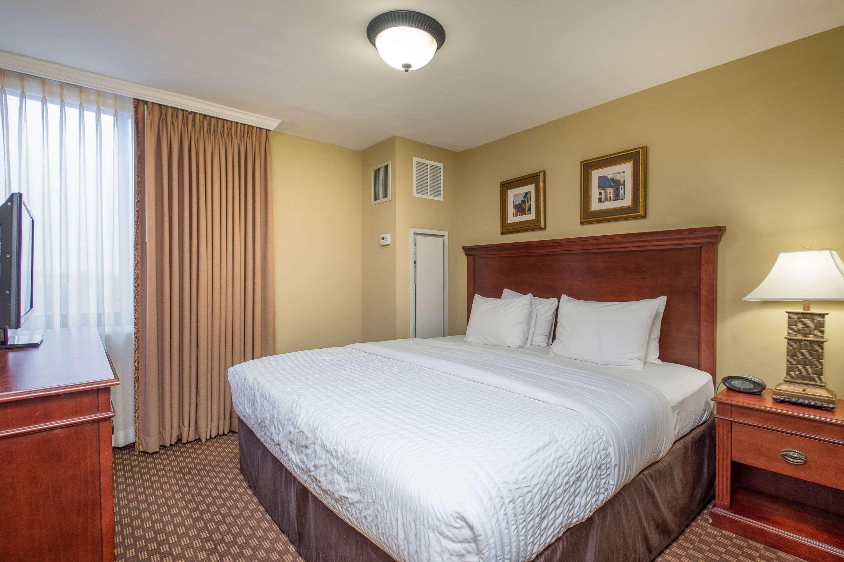 Clarion Collection Hotel Arlington Court Suites Екстер'єр фото